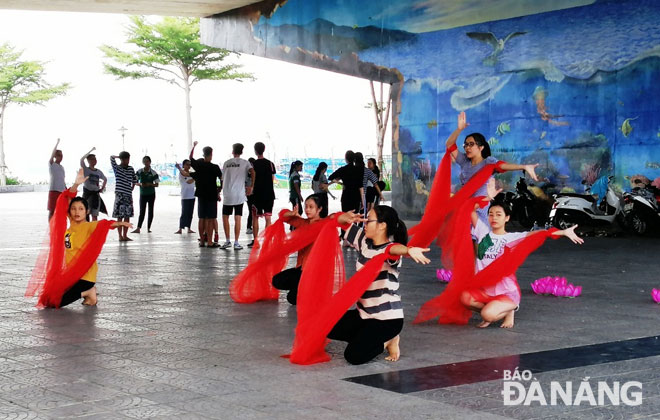 Dưới gầm cầu Rồng là không gian công cộng cho các bạn trẻ tập nhảy, tập múa. Ảnh: S.K