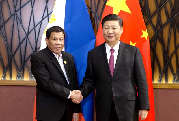 Chủ tịch Trung Quốc Tập Cận Bình (phải) gặp Tổng thống Philippines Rodrigo Duterte năm 2016 ở Bắc Kinh. Ảnh: Inquirer.net