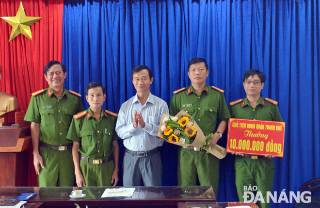 Chủ tịch UBND quận Thanh Khê trao thưởng cho Công an quận.