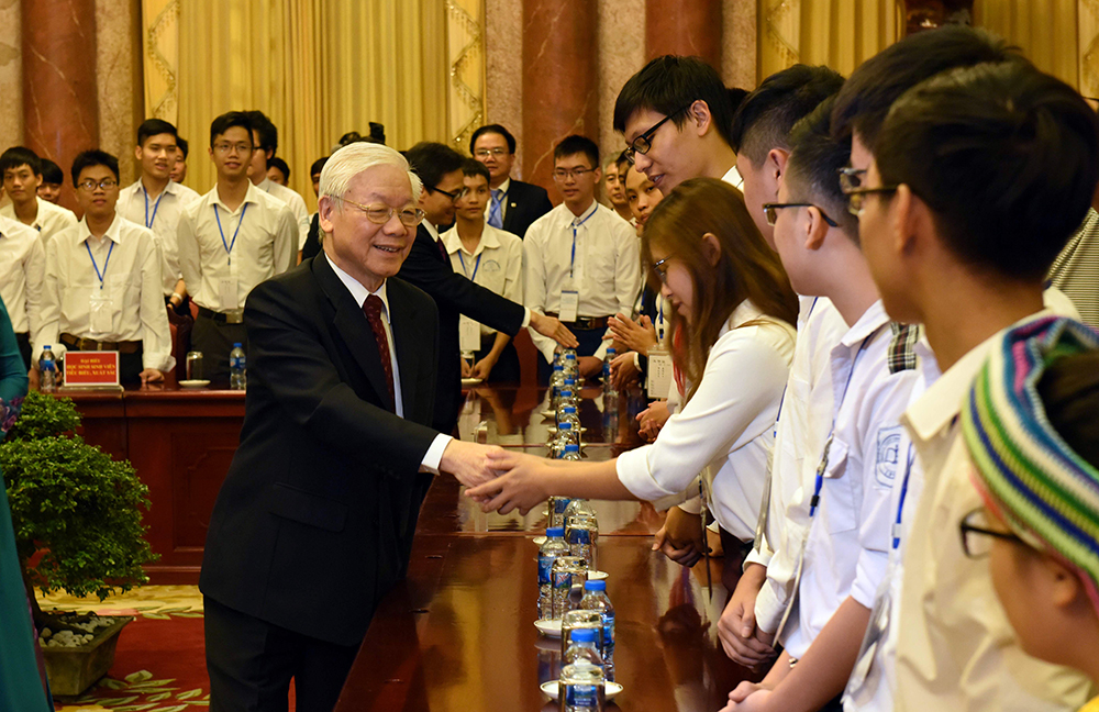 Tổng Bí thư, Chủ tịch nước Nguyễn Phú Trọng gặp mặt các học sinh, sinh viên tiêu biểu chiều 3/11. Ảnh: VGP