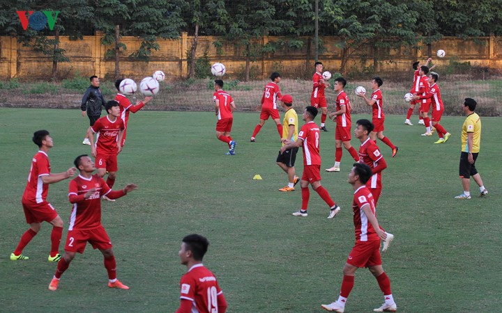 Các tuyển thủ được yêu cầu chuyền bóng cự ly ngắn, xử lý một chạm, đánh đầu để làm quen với trái bóng ở AFF Cup 2018.