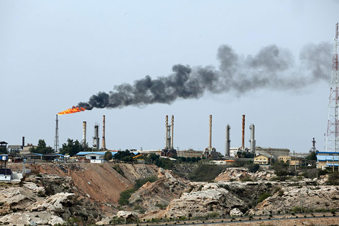 Với các biện pháp trừng phạt mới của Mỹ, sản lượng dầu thô xuất khẩu của Iran có thể giảm một nửa. Trong ảnh: Cơ sở sản xuất dầu ở đảo Kharg của Iran. Ảnh: Getty Images