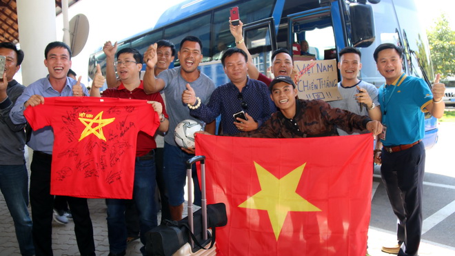 CĐV đón đội tuyển Việt Nam tại sân bay Wattay.Ảnh: Phạm Kiên/TTXVN