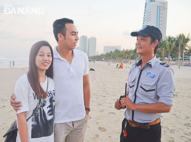 Anh Phan Thanh Trinh - Tổ phó tổ công tác số 2 thuộc Đội quản lý trật tự du lịch biển hướng dẫn du khách tham quan biển Đà Nẵng.
