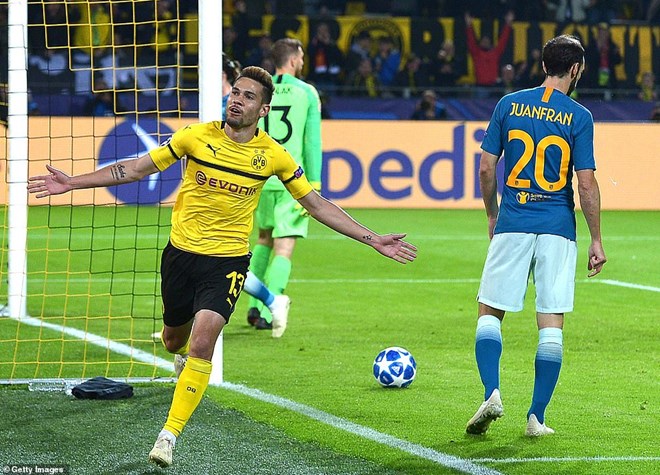 Dortmund (áo vàng) sẽ sớm vượt qua vòng bảng. (Nguồn: Getty Images)