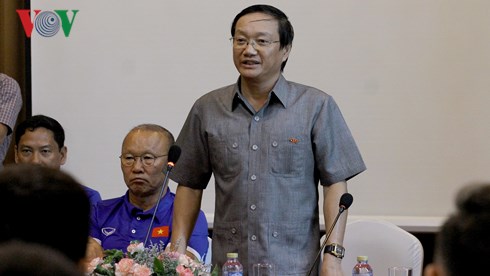 Ông Nguyễn Bá Hùng - Đại sứ đặc mệnh toàn quyền Việt Nam tại Lào đã đến thăm ĐT Việt Nam.