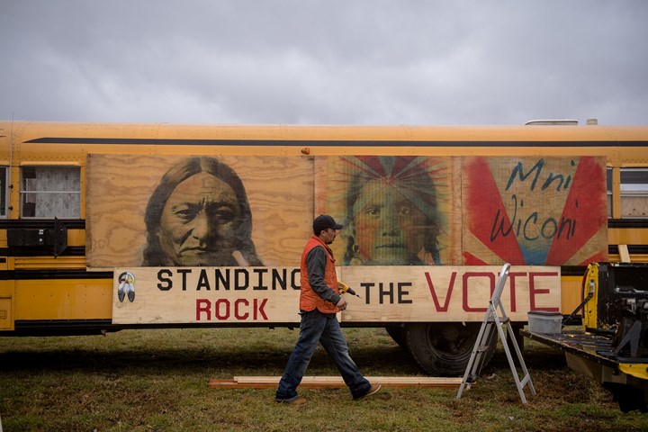 Jesse McCloud chuẩn bị một chiếc xe buýt để đưa đón các cử tri đi bỏ phiếu ngày 6/11 ở Bắc Dakota. 