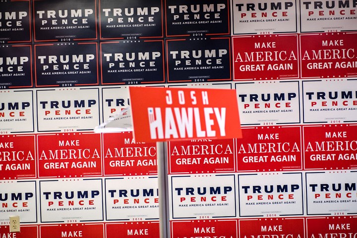 Các địa điểm vận động của đảng Cộng hòa bang Missouri tại thành phố Jefferson được trang trí bằng những biển hiệu ủng hộ cho Tổng thống Donald Trump và ứng viên tranh cử vào Thượng viện của đảng là Josh Hawley. 