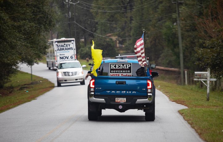 Chiếc xe chở những người ủng hộ ứng viên Brian Kemp của đảng Cộng hòa cũng tranh cử vị trí thống đốc bang Georgia đi ngay sau chiếc xe buýt của bà Abrams gần khi vực Rincon. 