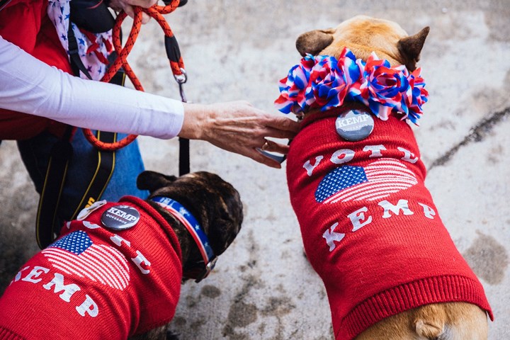Những người ủng hộ ông Kemp đưa cả thú cưng tới một sự kiện vận động bỏ phiếu ở Atlanta. 