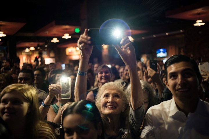 Những người ủng hộ ông Beto O’Rourke hào hứng chụp ảnh trong suốt cuộc mít tinh ở Houston. 