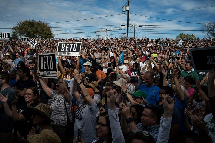 Những người tham gia buổi mít tinh mà ông O’Rourke tổ chức tại một công viên ở Austin, Texas. 