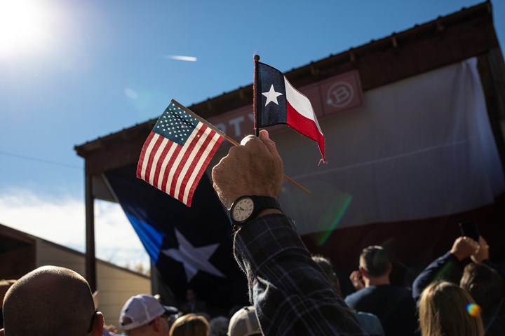 Trong một cuộc mít tinh của Thượng nghị sĩ Ted Cruz, ứng viên đảng Cộng hòa mà ông O’Rourke đang cố gắng đánh bại, mọi người thể hiện niềm tự hào Texas bằng cách vẫy cao lá cờ bang. 