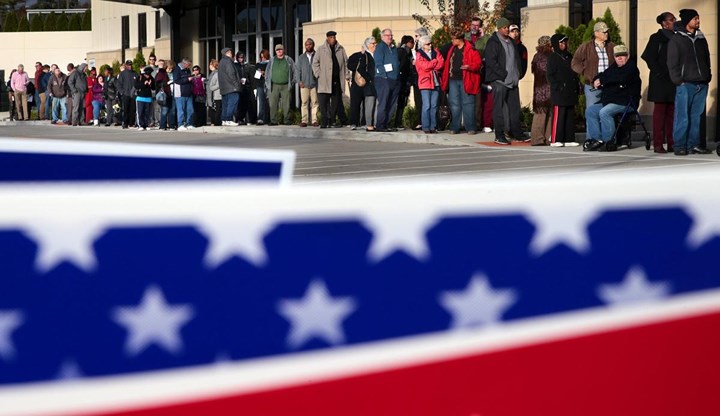 Những cử tri đi bỏ phiếu trong ngày bầu cử giữa nhiệm kỳ cuối cùng ở Mỹ./. Ảnh: Robert Cohen 