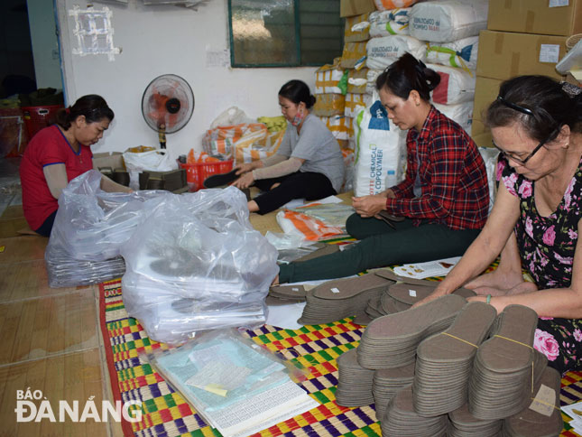 Workers at the Huong Que Production-Processing-Import Export Trading Company Limited