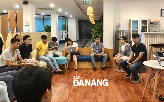 Anh Nguyễn Quốc Hân, Giám đốc Công ty Phần mềm CTNET (ngoài cùng, bên phải) chia sẻ bài học về thất bại thông minh với các nhà khởi nghiệp trẻ.