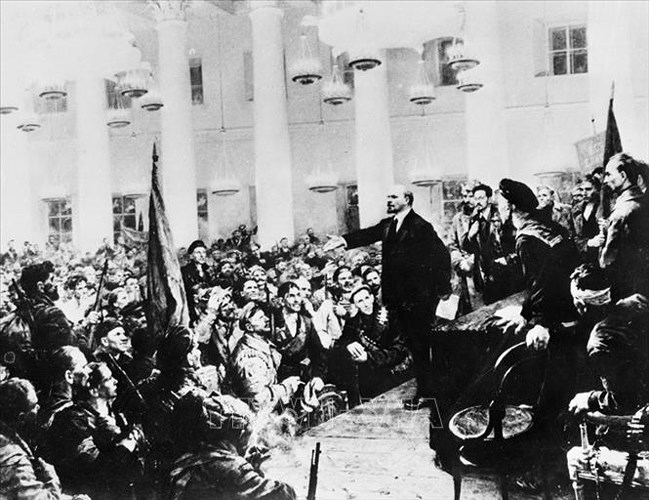 Ngay trong đêm 7/11/1917, Đại hội các Xô Viết được triệu tập, thành lập Chính quyền Xô Viết do V.I.Lenin đứng đầu. Ảnh: Tư liệu TTXVN