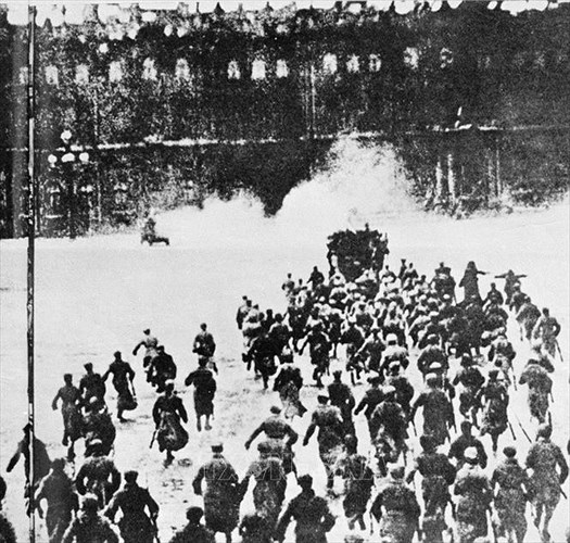 Tối 6/11, rạng sáng 7/11/1917, lực lượng thủy thủ, chiến sĩ Cận vệ đỏ và binh sĩ cách mạng tràn vào Cung điện Mùa Đông ở Petrograd (nay là St. Petersburg), bắt giữ các bộ trưởng của Chính phủ lâm thời. Ảnh: Tư liệu TTXVN.