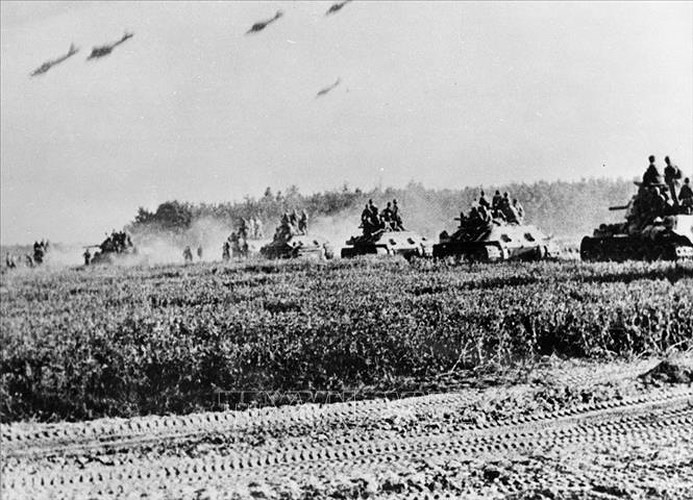 Xe tăng của Hồng quân Liên Xô trong trận chiến Prokhorovka (Chiến dịch vòng cung Kursk) ngày 12/7/1943 - trận đánh sử dụng xe cơ giới lớn nhất trong lịch sử Chiến tranh thế giới thứ hai. Ảnh: Tư liệu TTXVN.