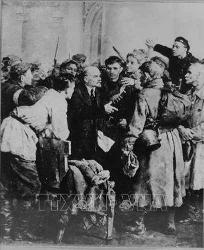 V.I.Lenin với các chiến sỹ cách mạng trong Cung điện Smolny chiều 6/11/1917, trực tiếp lãnh đạo cuộc khởi nghĩa. Ảnh: Tư liệu TTXVN.