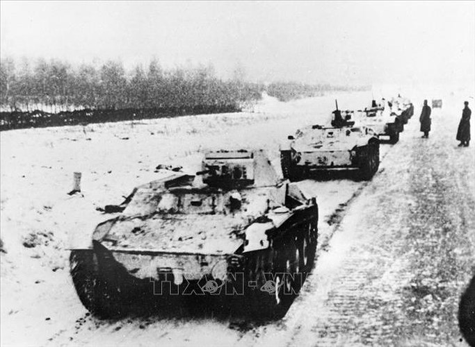 Xe tăng của Hồng quân Liên Xô trên đường ra mặt trận trong Chiến tranh thế giới thứ hai. Ảnh: Tư liệu TTXVN.