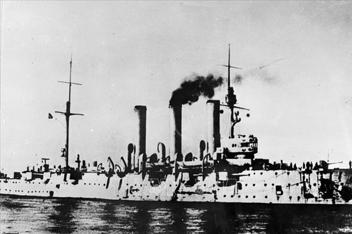 Tối 6/11/1917, Chiến hạm Rạng Đông nổ loạt súng lệnh báo hiệu tấn công Cung điện Mùa Đông. Ảnh: Tư liệu TTXVN.