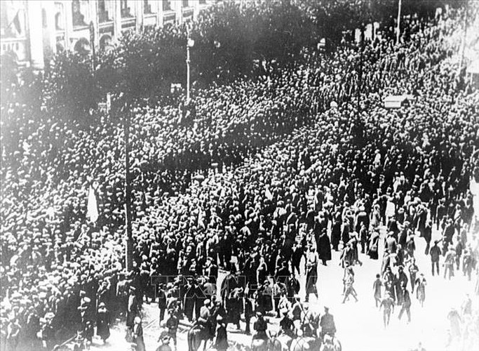 Thủy quân ở Kronstadt kéo về Petrograd chống chính phủ Tư sản Nga (8/1917). Ảnh: Tư liệu TTXVN.