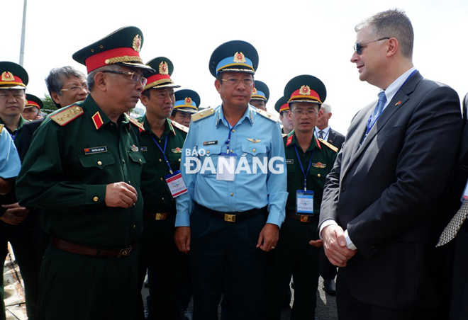 Thượng tướng Nguyễn Chí Vịnh, Thử trưởng Bộ Quốc phòng (trái) và ngài Daniel Kritenbrink, Đại sứ Hoa Kỳ tại Việt Nam (phải) kiểm tra hiện trường khu vực xử lý dioxin