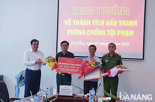 Chủ tịch UBND thành phố Huỳnh Đức Thơ khen thưởng Ban Chuyên án Hải quan – Công an – Biên phòng với thành tích phát hiện, ngăn chặn một lượng lớn ngà voi, sừng tê tê nhập lậu.