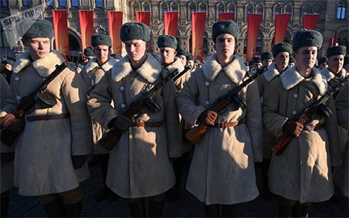 Lễ diễu binh, tái hiện Cuộc duyệt binh huyền thoại năm 1941-kỷ niệm Cách mạng Tháng Mười Nga (Ảnh: Sputnik)