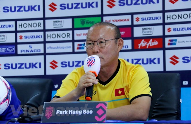 Huấn luyện viên Park Hang-seo đang trả lời tại cuộc họp báo. (Ảnh: Phạm Kiên/Vietnam+)