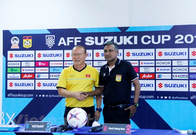 Huấn luyện viên Sundramoorthy và ông Park Hang Seo đang chúc nhau may mắn tại cuộc họp báo. (Ảnh: Phạm Kiên/Vietnam+)