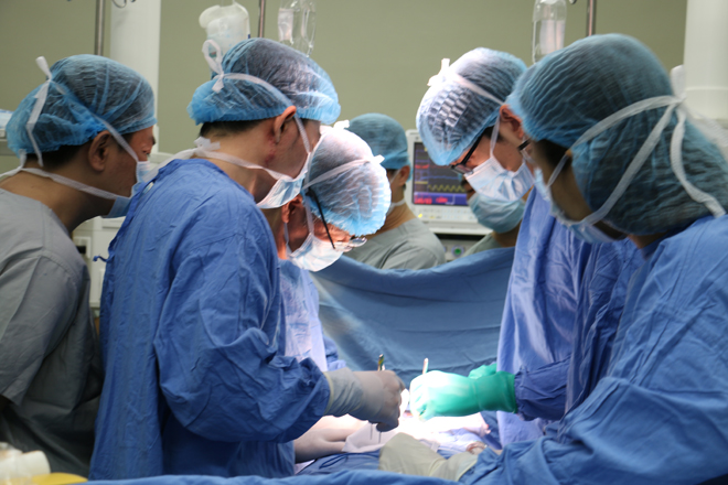 Giáo sư, bác sĩ Masatoshi Makuuchi tham gia phẫu thuật bệnh nhân ung thư.