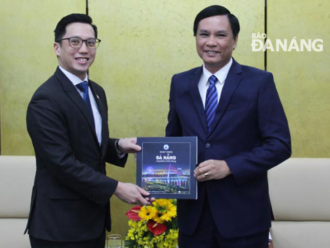 Phó Chủ tịch UBND thành phố Trần Văn Miên (phải) tiếp Phó Đại sứ Cộng hòa Singapore tại Việt Nam Tan Weiming.      Ảnh: Q.KHẢI