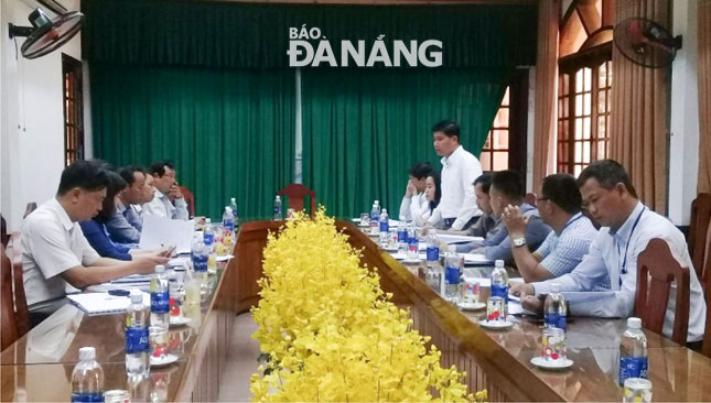 Ban Kinh tế-Xã hội HĐND quận Sơn Trà (bên phải) làm việc với Đội Kiểm tra quy tắc đô thị quận về công tác bảo đảm trật tự đô thị, trật tự xây dựng trên địa bàn. 