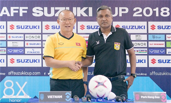 HLV Park (trái) bắt tay với đồng nghiệp người Singapore V. Sundramoorthy, một ngày trước trận đấu. Ảnh: AFF.