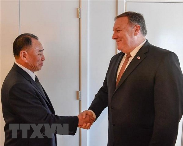 Ngoại trưởng Mỹ Mike Pompeo (phải) và Phó Chủ tịch Ủy ban Trung ương Đảng Lao động Triều Tiên Kim Yong-chol trong cuộc gặp tại New York , Mỹ ngày 31/5. (Nguồn: YONHAP/TTXVN)