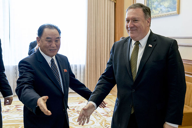 Ngoại trưởng Mỹ Mike Pompeo (phải) từng đến Bình Nhưỡng và gặp gỡ Phó Chủ tịch Đảng Lao động Triều Tiên Kim Yong Chol vào ngày 7-7-2018. Ảnh: AP
