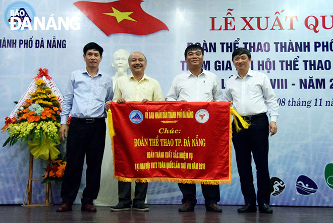 Phó Chủ tịch Thường trực UBND thành phố Đặng Việt Dũng (phải) tặng cờ của UBND thành phố cho đoàn Thể thao Đà Nẵng.