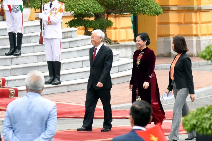 Tổng Bí thư, Chủ tịch nước Nguyễn Phú Trọng và Phu nhân chuẩn bị lễ đón.