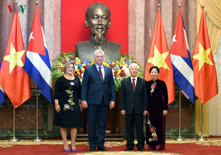 Tổng Bí thư, Chủ tịch nước Nguyễn Phú Trọng và Phu nhân chụp ảnh lưu niệm cùng Chủ tịch Cuba Miguel Diaz Canel và Phu nhân.