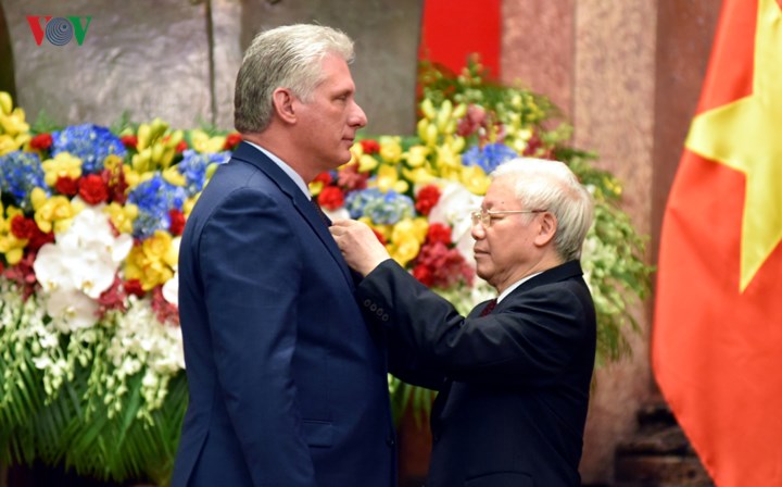 Trong chuyến thăm chính thức Việt Nam lần này, Đảng, Nhà nước Việt Nam quyết định trao tặng Chủ tịch HĐNN và HĐBT Cuba Miguel Diaz Canel Huân chương Hồ Chí Minh vì những đóng góp quan trọng góp phần vun đắp mối quan hệ đặc biệt Việt Nam-Cuba.