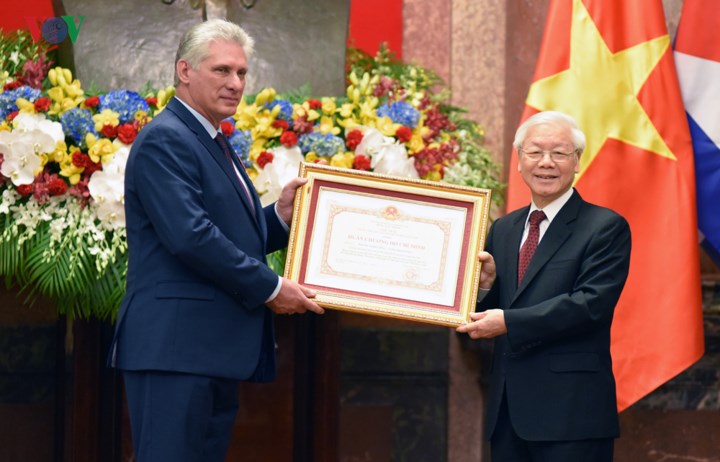 Tổng Bí thư, Chủ tịch nước Nguyễn Phú Trọng trao Huân chương Hồ Chí Minh cho Chủ tịch HĐNN và HĐBT Cuba Miguel Diaz Canel.