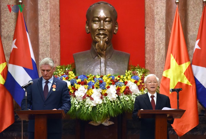 Tổng Bí thư, Chủ tịch nước Nguyễn Phú Trọng và Chủ tịch HĐNN và HĐBT Cuba Miguel Diaz Canel cũng chủ trì cuộc họp báo chung, thông báo kết quả hội đàm giữa hai nước.