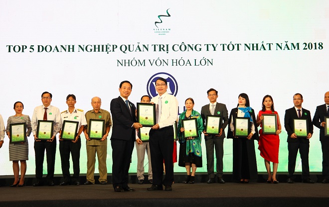 Ông Trần Chí Sơn, đại diện Vinamilk nhận chứng nhận trong lễ trao giải Cuộc bình chọn Doanh nghiệp niêm yết năm 2018