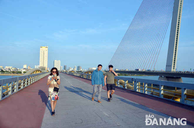 Cầu đi bộ Nguyễn Văn Trỗi - nơi hấp dẫn du khách khi đến Đà Nẵng. Ảnh: MINH TRÍ