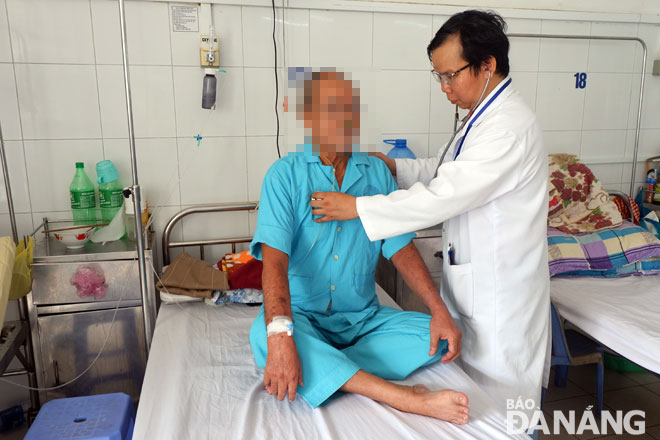 Bác sĩ CKII Đinh Công Minh, Khoa Nội hô hấp, Bệnh viện Đà Nẵng đang thăm khám phổi cho bệnh nhân bị COPD do thuốc lá. Ảnh: M.H