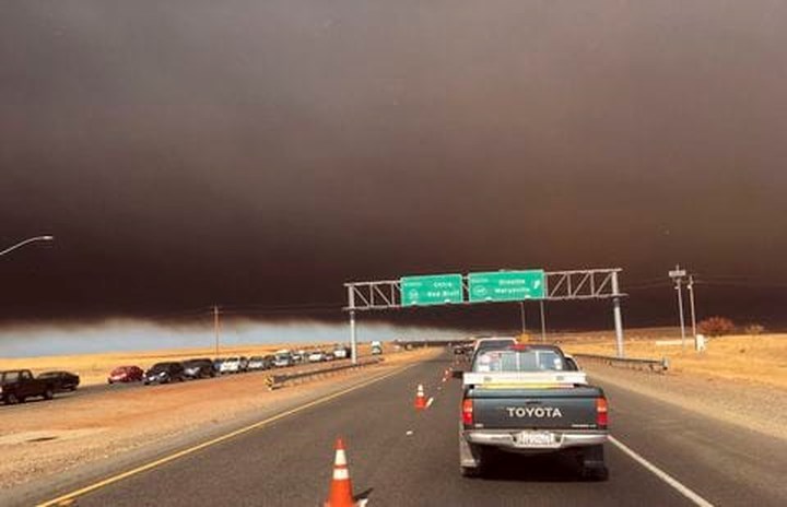 Cả một bầu trời bị bao phủ khói bởi khói đen từ đám cháy ở Camp Fire, thị trấn Paradise, hạt Butte, phía bắc thủ phủ Sacramento của bang California, nhìn từ đường cao tốc 99 gần Marysville. (Ảnh: AP)