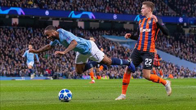 Tình huống ngã của Raheem Sterling mang về một quả penalty trong chiến thắng 6-0 của Man City trước Shakhtar tại Champions League. Ảnh: Thethaovanhoa.vn