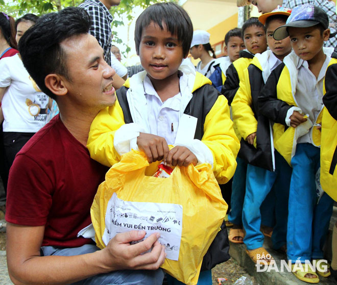 Anh Hồ Ngọc Thanh đến tặng quà cho các em học sinh nghèo miền núi. Ảnh: T.N
